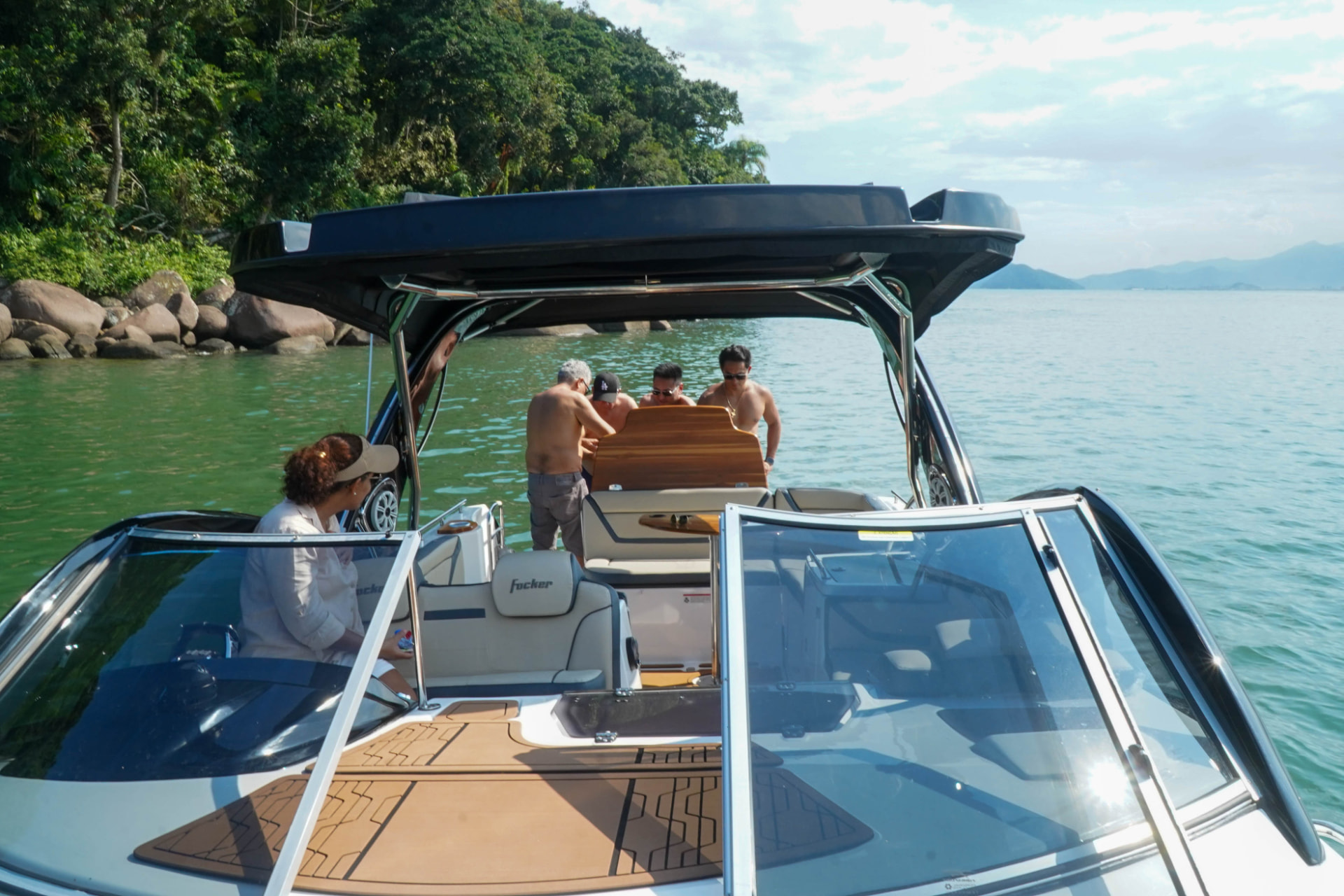 Grupo a bordo da lancha em uma parada na ilha